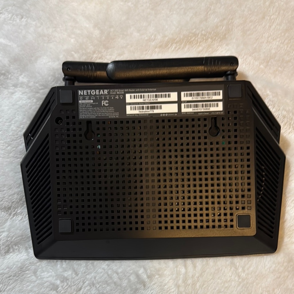 NETGEAR AC1200 WiFi Router - Black - Picture 4 of 11
